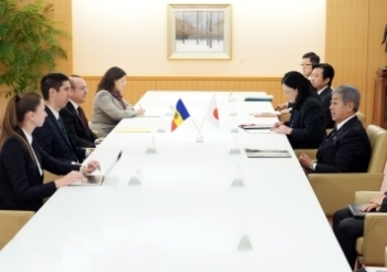 向きあって座る岩屋毅外務大臣とミハイ・ポプショイ・モルドバ共和国副首相兼外務大臣の外相会談の様子