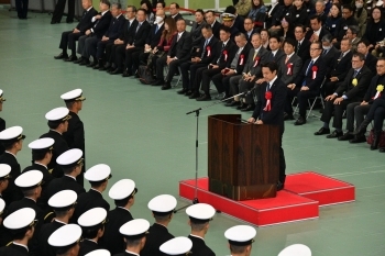 祝辞を述べる穂坂政務官の様子
