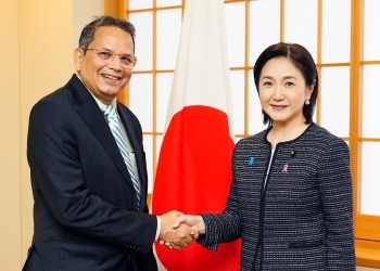 チョタイワレ外交部長と握手する生稲政務官