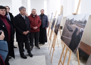 アンドリー教会でロシアの侵略の説明を受ける岩屋外務大臣