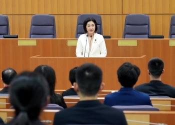 壇上で挨拶する生稲外務大臣政務官