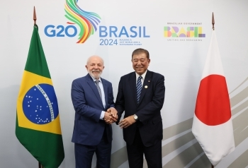 ルイス・イナシオ・ルーラ・ダ・シルバ・ブラジル連邦共和国大統領と笑顔で握手する石破総理大臣
