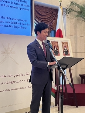 オマーン国ナショナルデー・レセプションに出席し、祝辞を述べる宮路外務副大臣