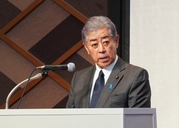 壇上で挨拶する岩屋外務大臣