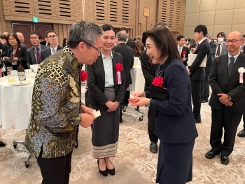 参加者と懇談する生稲外務大臣政務官