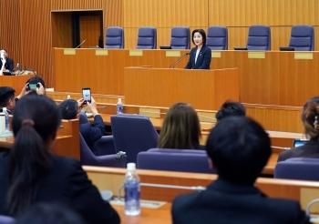 訪日団に挨拶する生稲政務官