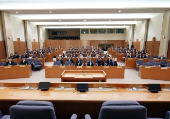 訪日団一同と祈念撮影する生稲政務官