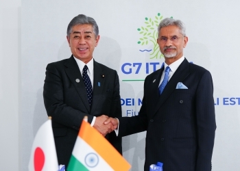 ジャイシャンカル外相と握手する岩屋大臣