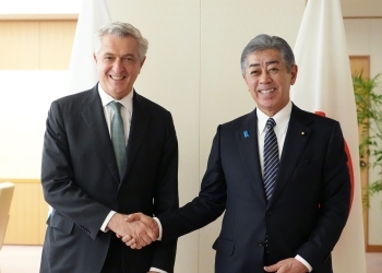 グランディ国連難民高等弁務官と握手する岩屋外務大臣