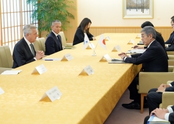 岩屋外務大臣とグランディ国連難民高等弁務官との会談の様子