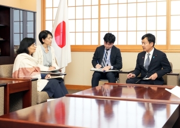 ニシュタールGaviワクチンアライアンス事務局長と懇談をする宮路外務副大臣