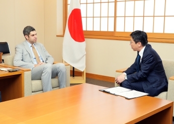 駐日ジョージア大使と会談する松本外務大臣政務官