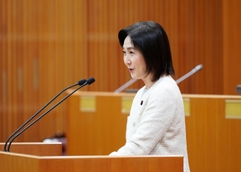 中国高校生デザイン交流訪日団に挨拶をする生稲外務大臣政務官(接写)