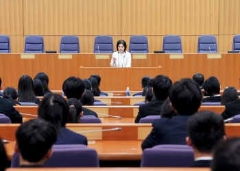 中国高校生デザイン交流訪日団に挨拶をする生稲外務大臣政務官(会場全体)