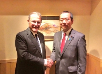 藤井外務副大臣とイタリア外務・国際協力副相が握手をしている様子