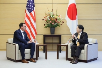 スティット・オクラホマ州知事と会談する林官房長官