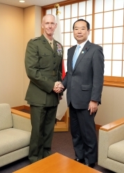 握手をしている藤井副大臣と米太平洋海兵隊司令官