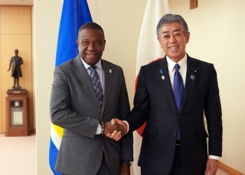 セントルシア外相と握手する岩屋外務大臣