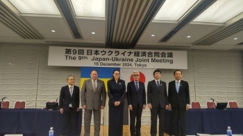壇上の藤井外務副大臣、古賀経済産業省副大臣、國分経団連ウクライナ部会長をはじめとする企業関係者、スヴィリデンコ・ウクライナ第一副首相兼経済相