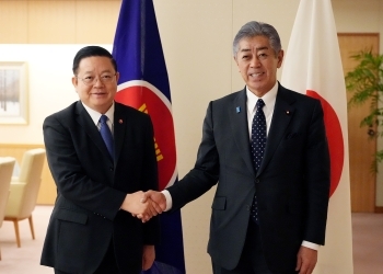 カオ・キムホンASEAN事務総長と写真撮影に応じる岩屋外務大臣