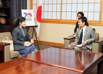 宮路外務副大臣とポーンワン・ラオス計画投資副大臣との懇談の様子