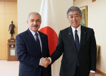 シュタイエ・パレスチナ前首相と握手をする岩屋外務大臣
