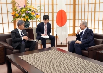 岩屋外務大臣とシュタイエ・パレスチナ前首相との懇談の様子