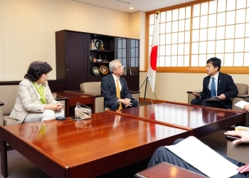 超党派人道外交議員連盟一行と意見交換をする宮路外務副大臣