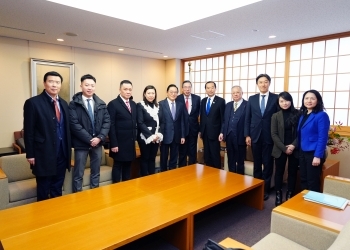 表敬者一行と写真撮影する藤井外務副大臣