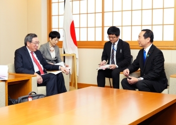 アンドリュー・リョン香港特別行政区立法会主席と面会する藤井外務副大臣