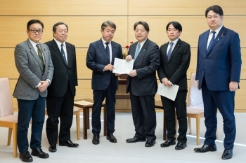 林内閣官房長官と自由民主党捕鯨対策特別委員会の方々