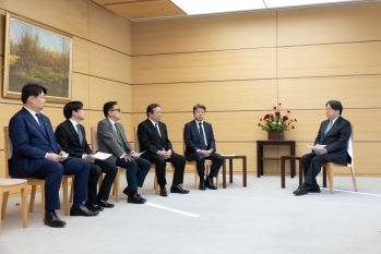 申入れを受ける林内閣官房長官