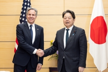 握手をする林内閣官房長官とブリンケン米国国務長官
