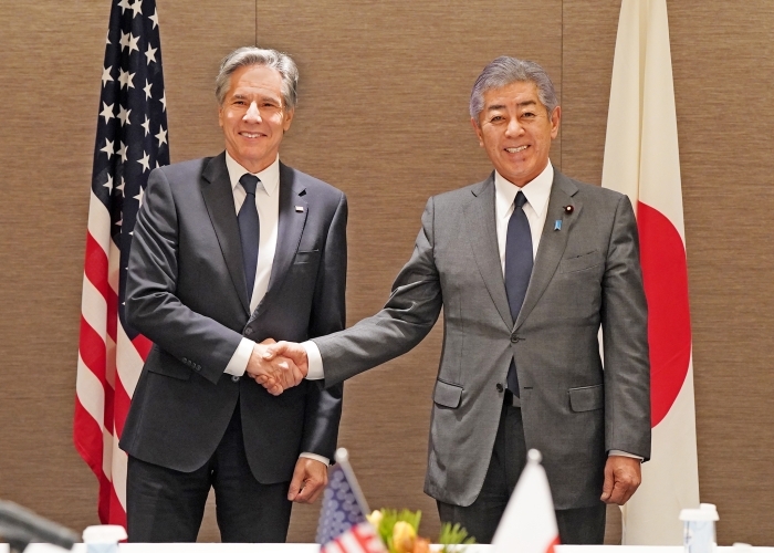 ブリンケン米国国務長官と握手する岩屋外務大臣