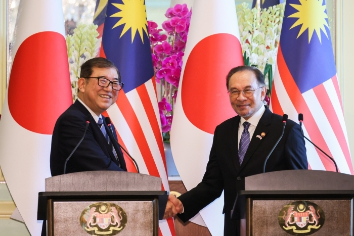 握手をする石破総理とアンワル首相