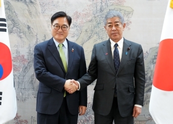 ウ・ウォンシク韓国国会議長と握手する岩屋外務大臣