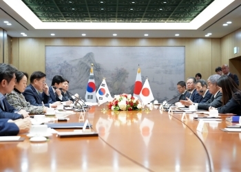 ウ・ウォンシク韓国国会議長と意見交換をする岩屋外務大臣