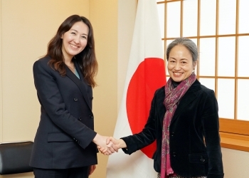 野田章子UNDP危機局長と握手をする英利外務大臣政務官