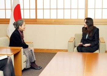 英利外務大臣政務官と野田章子UNDP危機局長との懇談の様子