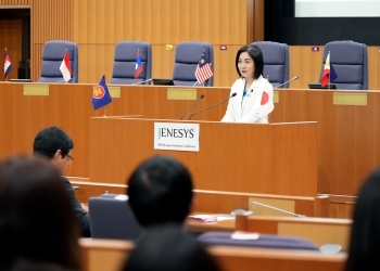 壇上で学生達と対面する生稲外務大臣政務官