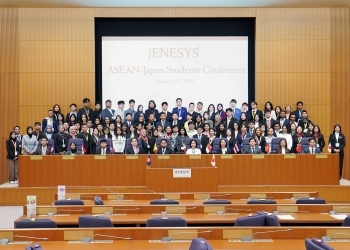 生稲外務大臣政務官と参加学生らによる記念撮影