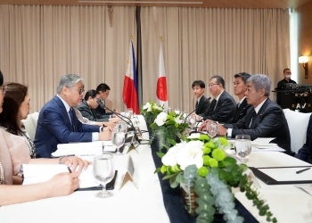 フィリピン外相と会談する岩屋大臣