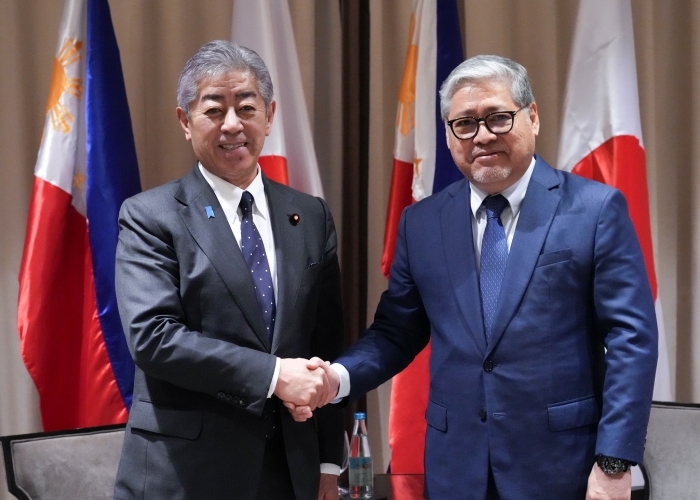 握手をする岩屋外務大臣とマナロ・フィリピン共和国外務大臣