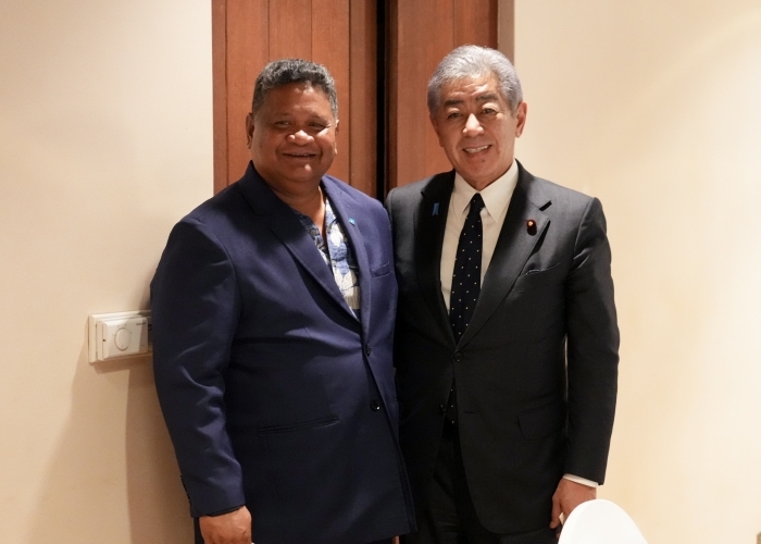 （写真）岩屋外務大臣とアイタロー・パラオ国務大臣