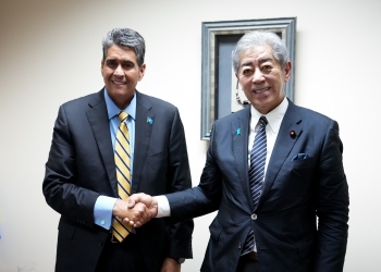 パラオ共和国大統領と握手する岩屋外務大臣