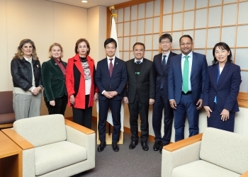 国際原子力機関(IAEA)理事と写真撮影する宮路外務副大臣