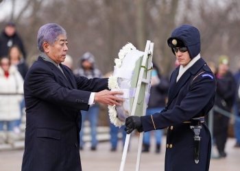 アーリントン国立墓地で無名戦士に献花する岩屋外務大臣の様子