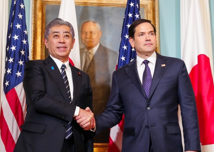 両国旗の前で握手をする岩屋大臣とルビオ国務長官の様子