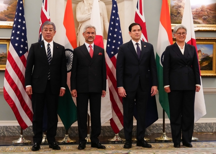国旗の前で写真撮影する日米豪印外相