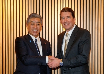 ハガティ上院議員と握手する岩屋外務大臣